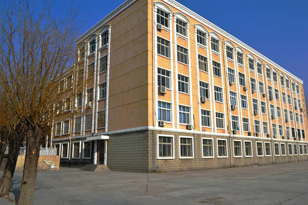 從教學樓后面仰望.jpg 從教學樓后面仰望.jpg