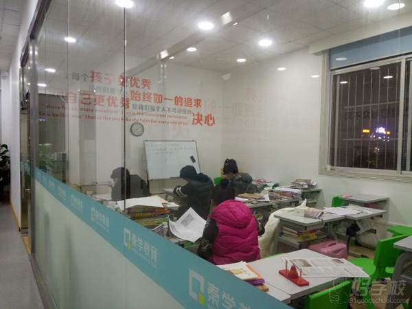 學員認真自習中 學員認真自習中