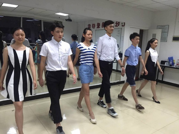 學(xué)生風(fēng)采.jpg 學(xué)生風(fēng)采.jpg