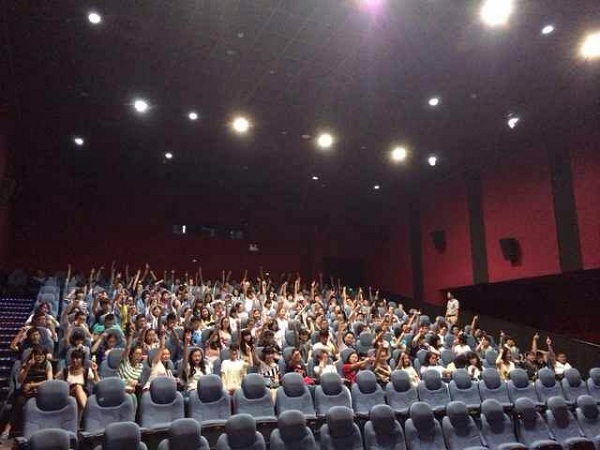 學生集體電影觀摩.jpg 學生集體電影觀摩.jpg