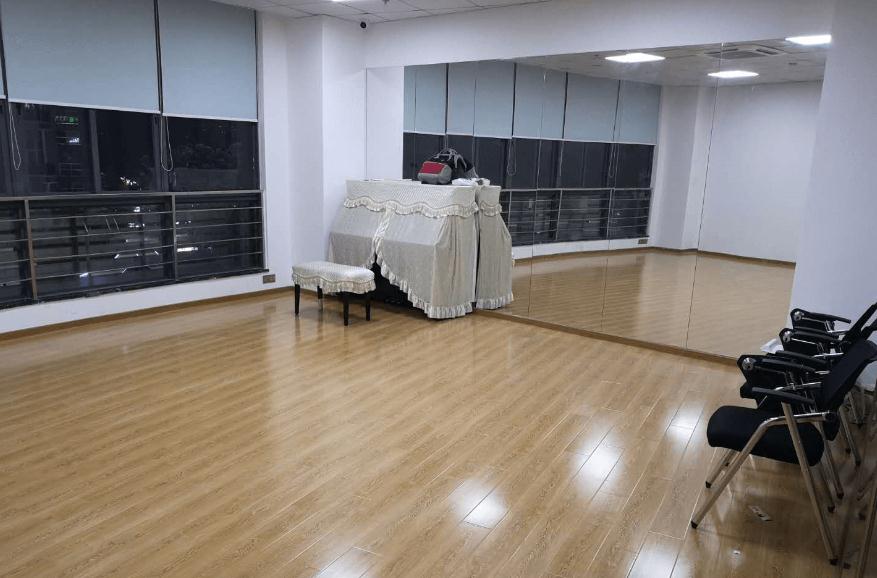 多功能教室.jpg 多功能教室.jpg