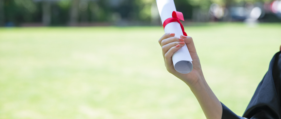 攝圖網(wǎng)_500389851_wx_草地上手拿畢業(yè)證的畢業(yè)生(企業(yè)商用).jpg 攝圖網(wǎng)_500389851_wx_草地上手拿畢業(yè)證的畢業(yè)生(企業(yè)商用).jpg