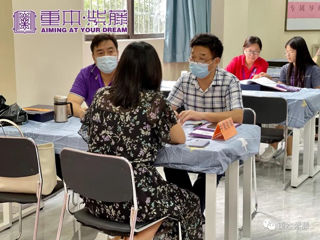 老師為學生家長解答疑惑 老師為學生家長解答疑惑