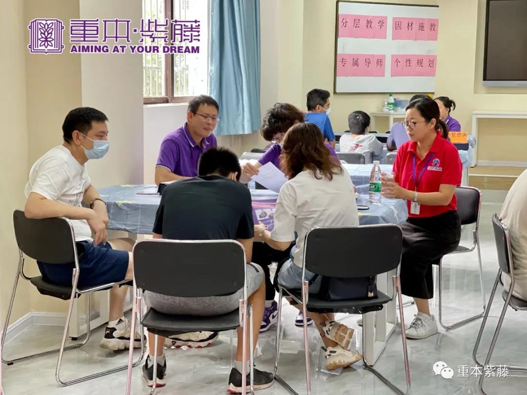 老師為學生家長解答疑惑 老師為學生家長解答疑惑