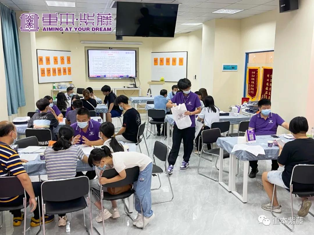 老師為學生家長解答疑惑 老師為學生家長解答疑惑