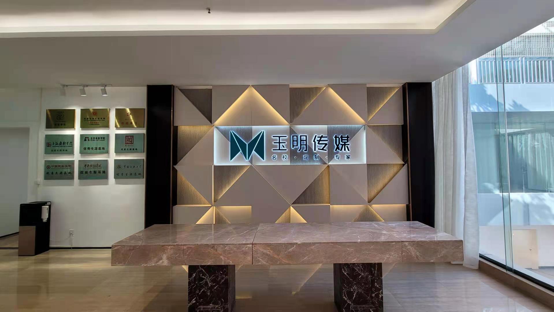 前臺(tái) 前臺(tái)