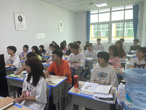 學員認真上課 學員認真上課