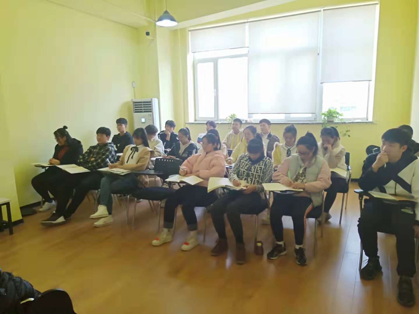 學員認真學習 學員認真學習