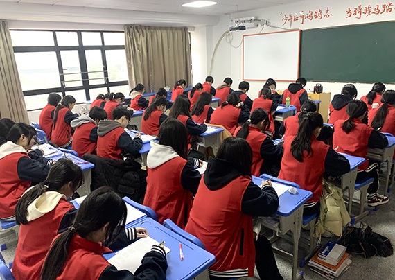 學生認真上課聽課3.jpg 學生認真上課聽課3.jpg