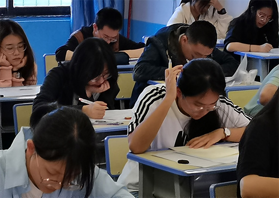 認真學習.jpg 認真學習.jpg