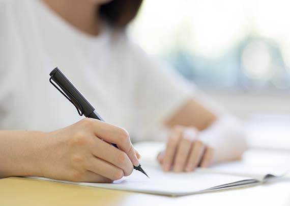 攝圖網_500648026_教室手拿鋼筆寫字特寫(企業商用) 拷貝.jpg 攝圖網_500648026_教室手拿鋼筆寫字特寫(企業商用) 拷貝.jpg